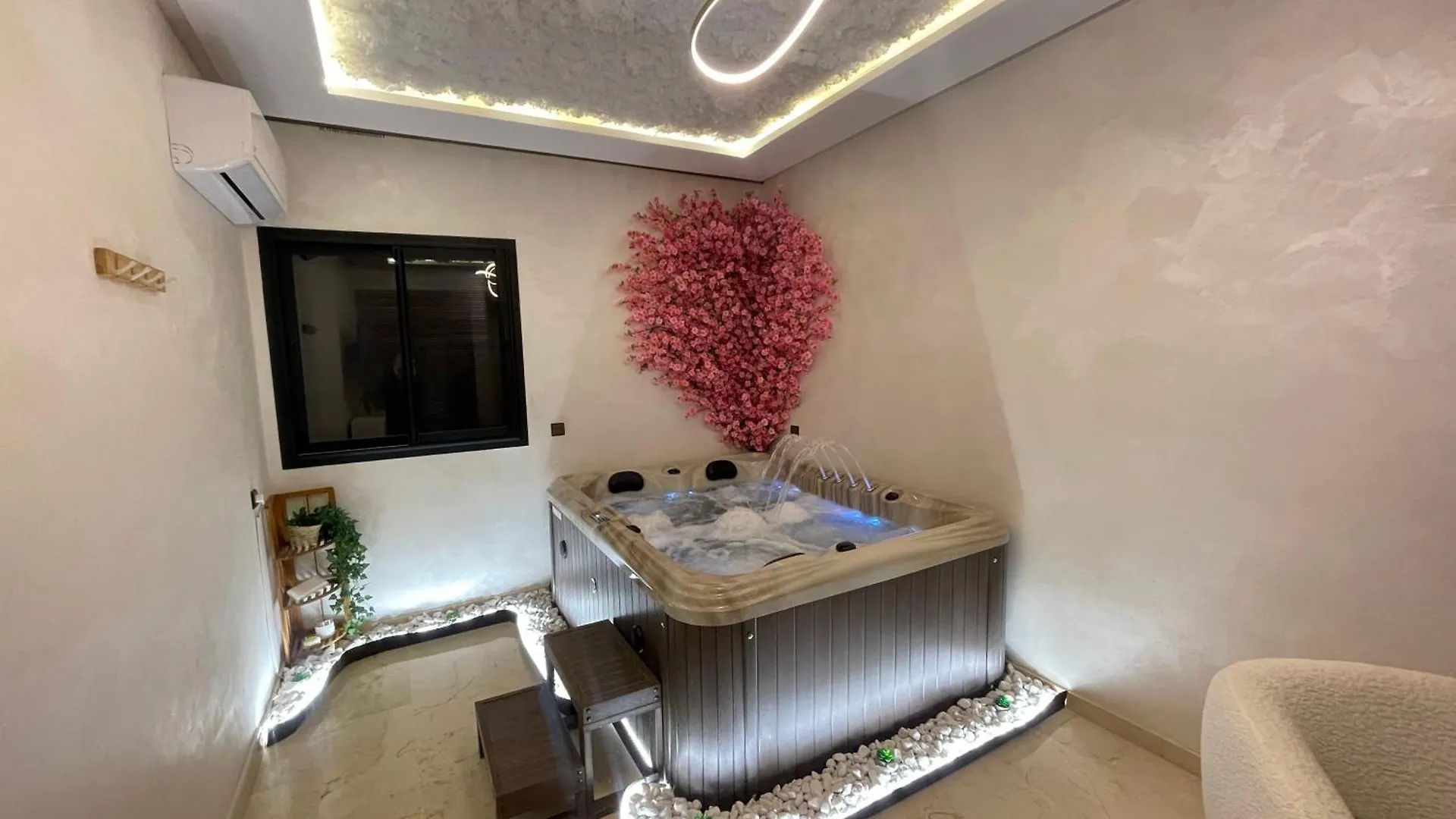 Suite Luxueuse Avec Jacuzzi En Plein Coeur De Marrakech Marrakesh